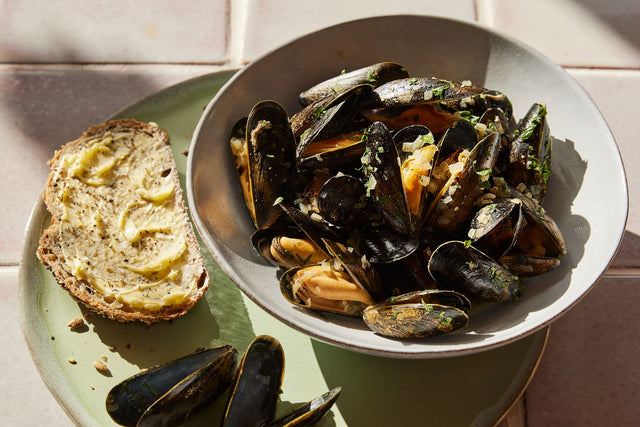 Chris Baber’s Casserole Dish Ale Steamed Mussels – HexClad Cookware UK